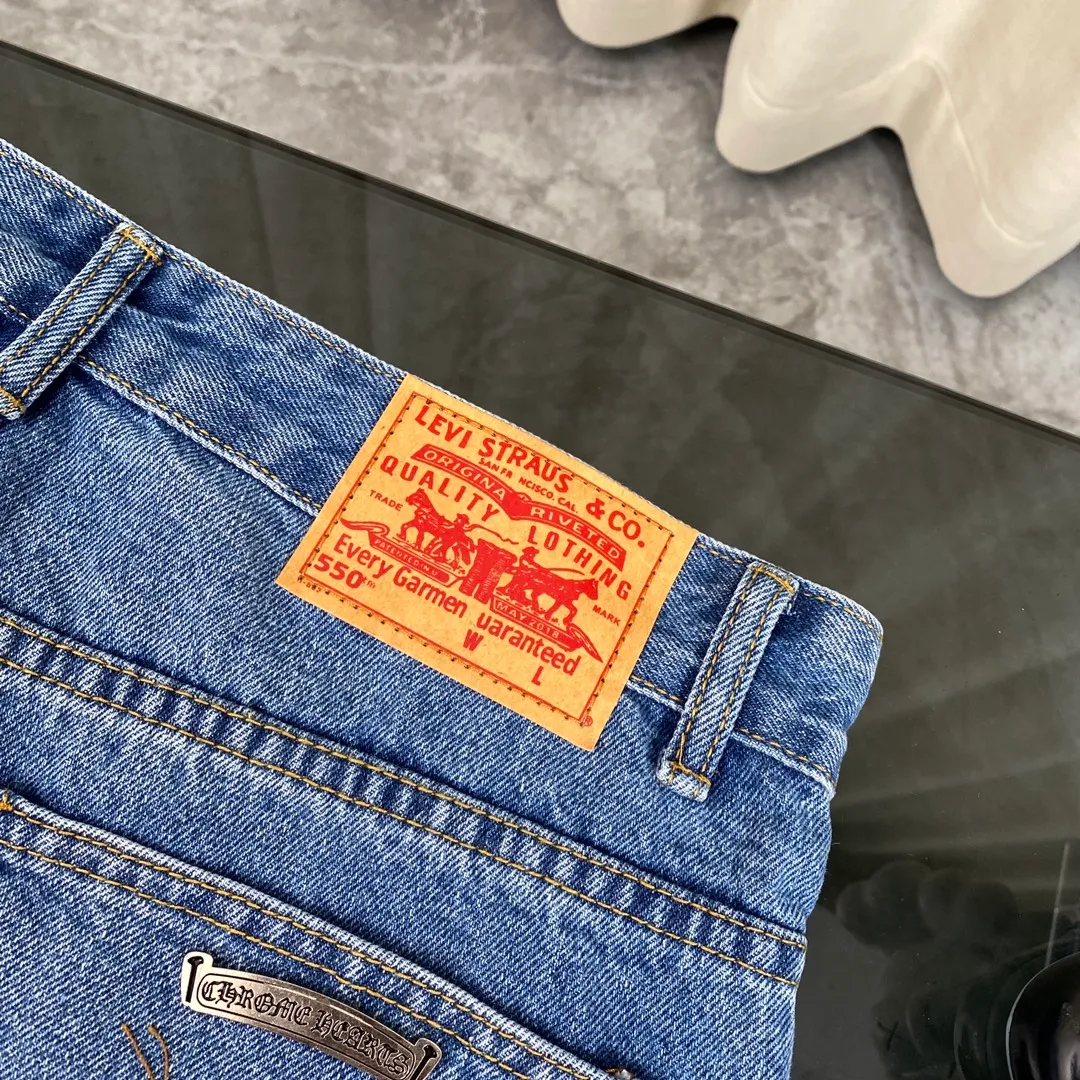 🅿️240 Chroe Hets CH classic blue and black leather jeans, priced at 4W level, patchwork cross pattern embellishment, women's high-waisted washed jeans! ! Absolutely high-end luxury products, 1.9W level god-level single products, super popular products, built with top heavy industry, a magic weapon that cannot be missed [About Zangyin] This is an extremely luxurious fashion brand that can also be called the aristocrats of the high street. It has always been an exclusive brand for some hipsters or rich second generations. Compared with ordinary high streets, it is more luxurious and noble. Compared with luxury brands, it has a more fashionable personality and has always been a brand that I have a special liking for. A6632 [Top heavy industry fashionable design] Consistently high-street luxury style creation. Speaking of this style, the Zangyin family and GU family are definitely the leading representative brands. Especially the Zangyin family has really achieved a state-of-the-art effect in creating high-street style. The color system of this model is made of unique washed materials. It is already quite eye-catching. It is decorated with pink patchwork cross flowers, which cleverly highlights the charm of the brand. Secondly, this model uses classic The classic high-waist cutting design highlights the long legs and the fashionable temperament of the upper body. The brand is highly recognizable and the slim fit configuration is more suitable for daily wear. This product is a product that interprets personality, fashion, and specifications at a glance. This single product is enough to make any fan excited. It can be a white T-shirt for youthful preppy style, or a tight sling for royal lady style. It has strong matching ability and can be easily controlled by men.  [Material and craftsmanship] Needless to say, this point goes without saying. As an excellent craftsman brand, Zangyin has really perfect requirements for details and craftsmanship. The washed color of this model has gone through so many processes, not to mention the embellishment of the denim appliqués. It is also purely handmade and sewn. Just like what they believe in, only handmade things have soul and have the meaning of wear. A top-notch heavy-duty fashionable denim item, I look forward to your perfect interpretation! ! 28-34 corresponds to S-XL